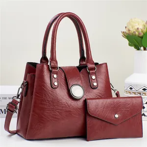 Set borsa a mano bordeaux e pochette con fibbia decorativa rotonda in metallo