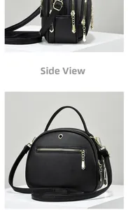 Vues de face et de profil d'un petit sac rond noir en cuir grainé avec détails dorés