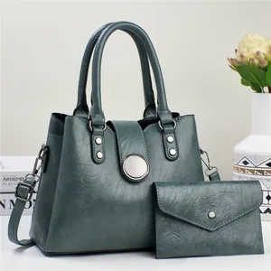Set borsa a mano retrò in pelle verde scuro con dettagli ad anello e pochette abbinata