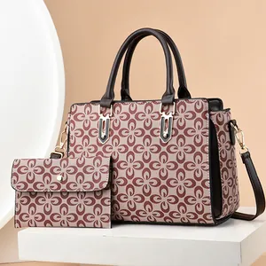 Ensemble sac cabas vintage avec pochette assortie sur un présentoir minimaliste