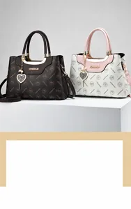 Détail des attaches en métal et du pendentif coeur sur le sac à main imprimé chic