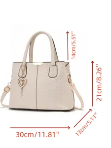 Dimensions détaillées du sac beige avec motif brodé et pendentif en cœur