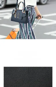 Dettaglio borsa a mano in pelle PU blu navy con sciarpa di seta e ciondolo a foglia