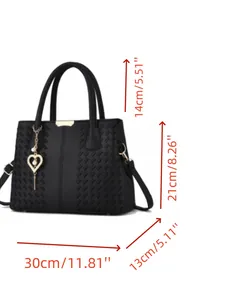 Dimensions détaillées du sac à main noir tressé avec pendentif cœur doré et bandoulière