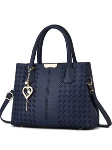 Détail du sac à main en cuir matelassé bleu marine avec bijou de sac cœur et perles