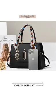 Confronto dimensioni borsa a mano motivo litchi con smartphone e sciarpa di seta