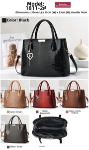 Vue détaillée de l'intérieur du sac à main gaufré montrant les multiples poches