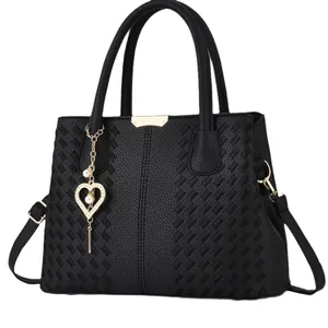 Sac fourre-tout noir tendance avec motif matelassé et breloque perle en cœur