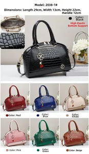 Vue détaillée du sac à main motif crocodile avec pendentif trèfle et dimensions