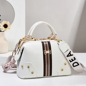 Détails du sac docteur en cuir blanc grainé avec bande tricolore et accessoires dorés