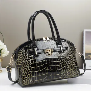 Borsa a mano nera lucida in rilievo coccodrillo con hardware dorato e tracolla