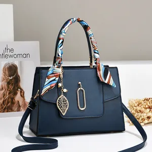 Borsa tote blu scuro in finta pelle con manico in foulard e ciondolo a foglia d'oro