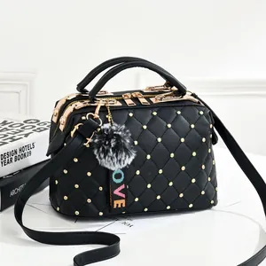 Sac à Main Matelassé avec Rivets pour Femme Petit Sac Carré avec Pendentif Pompon Sac à Bandoulière Cuir PU Elégant