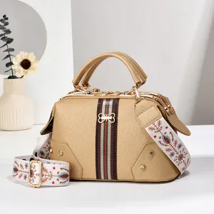 Gros plan du sac oreiller kaki avec bande tricolore et bandoulière imprimé ethnique