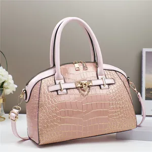 Borsa a mano rosa con goffratura coccodrillo, dettagli oro e tracolla regolabile