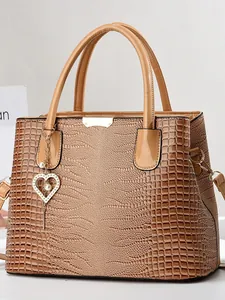 Sac cabas chic en cuir gaufré crocodile kaki avec pendentif perle en forme de coeur