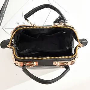 Vue détaillée de l'intérieur du sac à main noir avec poche zippée et détails dorés