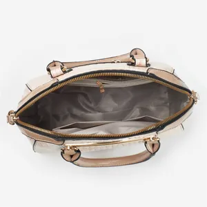 Vue intérieure du sac à main gaufré crocodile montrant la doublure et les compartiments