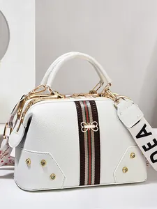 Sac à main blanc en cuir lychee avec rayures rouge-vert et nœud métallique élégant