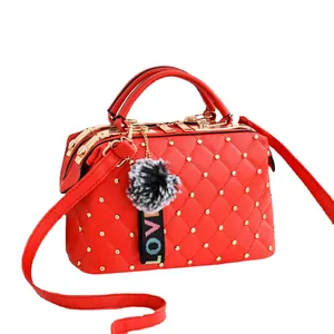 Sac à main carré rouge pour femme avec matelassage, rivets dorés et pompon élégant