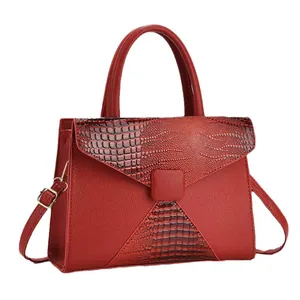 Sac à main élégant en similicuir rouge avec motif crocodile et détails dorés brillants