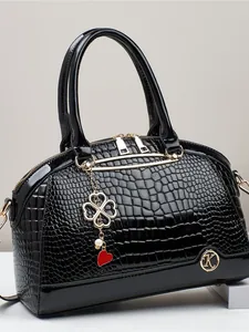 Sac à main élégant noir embossé crocodile avec logo K doré et breloques décoratives