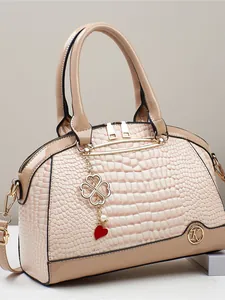 Sac à main Boston beige avec texture crocodile gaufrée et accessoires dorés