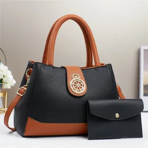 Dettaglio di un set da due pezzi che include una borsa in pelle e una piccola busta coordinata