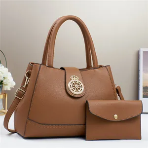 Set borsa tote in pelle marrone con stemma dorato e bustina coordinata in stile chic