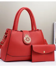 Borsa a mano in pelle martellata rossa e portafoglio coordinato con logo dorato