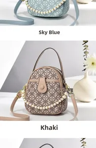 Detailansicht der runden Handtaschen in Himmelblau und Khaki mit geometrischem Druck und Perlen