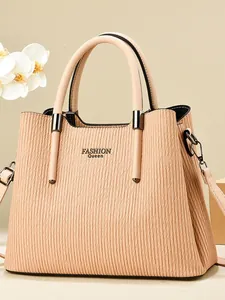 Borsa a mano beige con texture in pelle goffrata verticale e tracolla regolabile