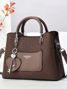 Sac à main plissé marron foncé avec inscription FASHION Queen et breloque cœur élégante