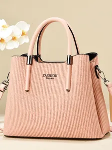 Elegante borsa rosa con pieghe verticali e logo Fashion Queen su uno sfondo beige