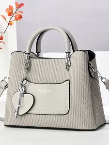 Sac à main beige élégant plissé avec double poignées et breloque en forme de cœur