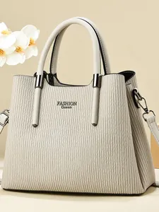 Elegante borsa a mano color crema con texture plissettata verticale e tracolla rimovibile