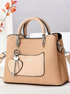 Sac à main plissé beige en similicuir avec breloque cœur argentée et logo imprimé