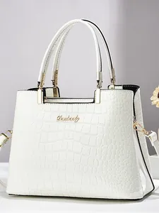 Elegante bolso de mano blanco con relieve de cocodrilo, detalles dorados y asa superior