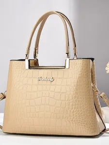 Elegante bolso beige con diseño de cocodrilo, asas dobles y detalle de logo metálico