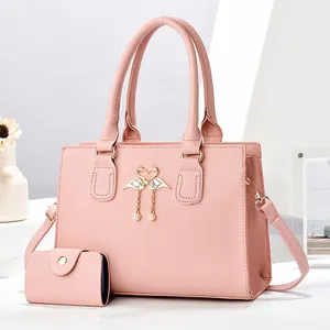 Bolso tote rosa de piel sintética con colgante de corazón y cartera a juego