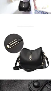 Détails du sac à main en cuir grainé noir avec boucles en U dorées et bandoulière chaîne