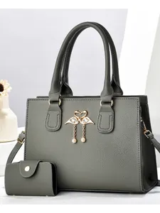 Conjunto de bolso de mano gris en cuero con joya de flamenco y billetera a juego