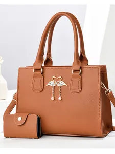 Bolso tote marrón de cuero litchi con colgante de cisne y borla de perlas