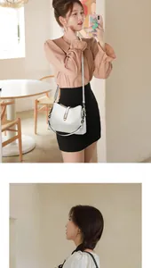 Détail du sac à main en cuir blanc avec boucle métallique et bandoulière chaîne sur un mannequin