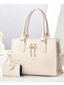Elegante bolso tote marfil con hebilla de flamenco dorada y juego de cartera a juego