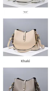 Détail de sacs seaux blanc cassé et kaki avec bandoulières en chaîne résine et métal doré