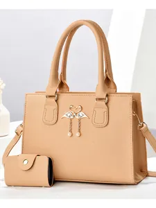 Bolso tote de cuero sintético caqui con adorno de cisne y correa de hombro ajustable