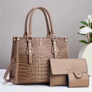 Set dettagliato di borsa shopping beige stampa coccodrillo con pochette e porta carte abbinati
