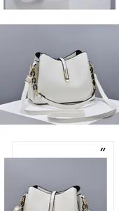 Vue détaillée d'un sac seau blanc avec texture cuir grainé et boucle dorée chic