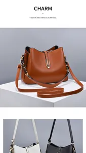 Trois sacs trapèze minimalistes en marron, blanc et noir avec détails de chaîne en métal